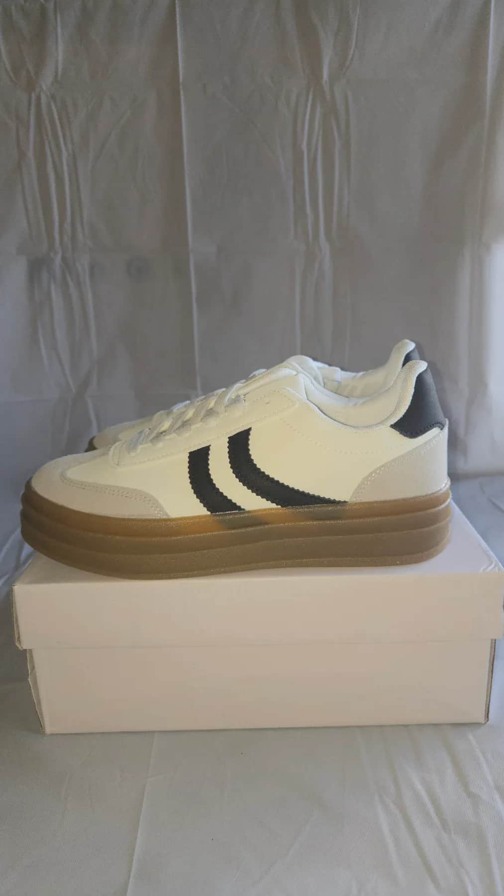 Basket semelle épaisse de couleur blanche bandes noires