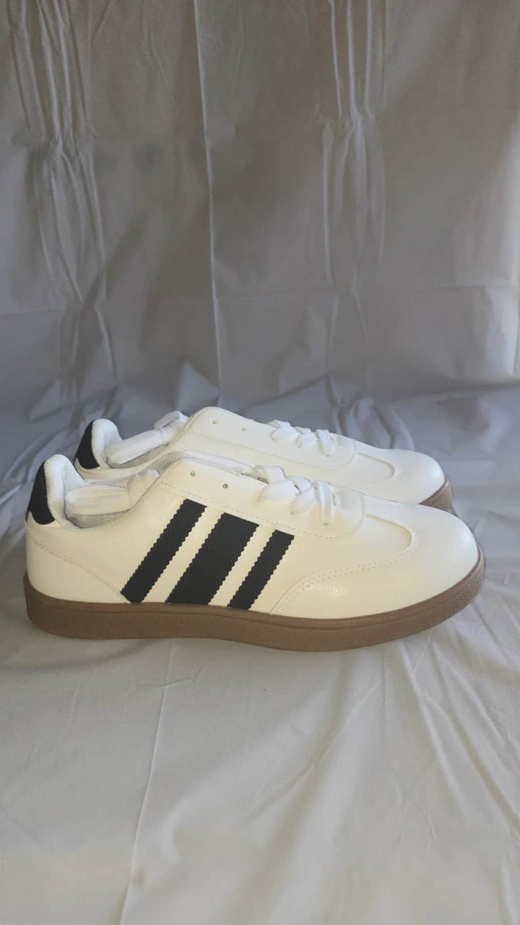 Basket de couleur blanche trois bandes noires