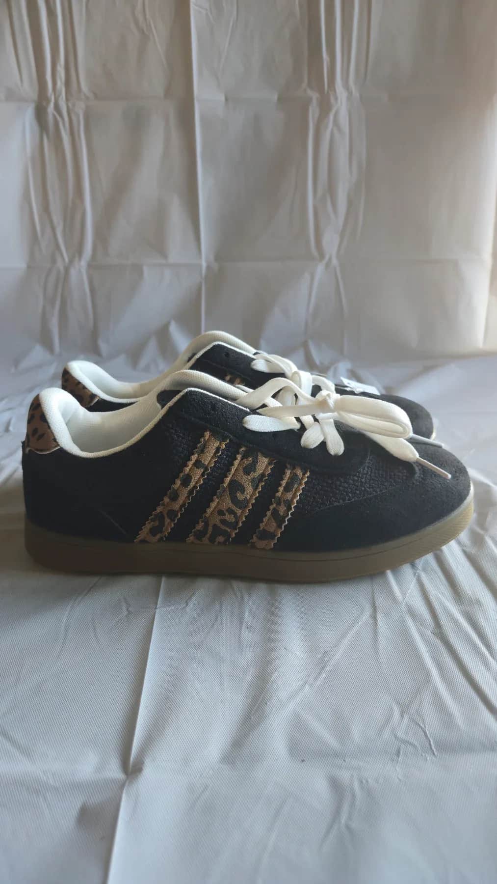 Basket de couleur noir avec trois bandes imprimé léopard